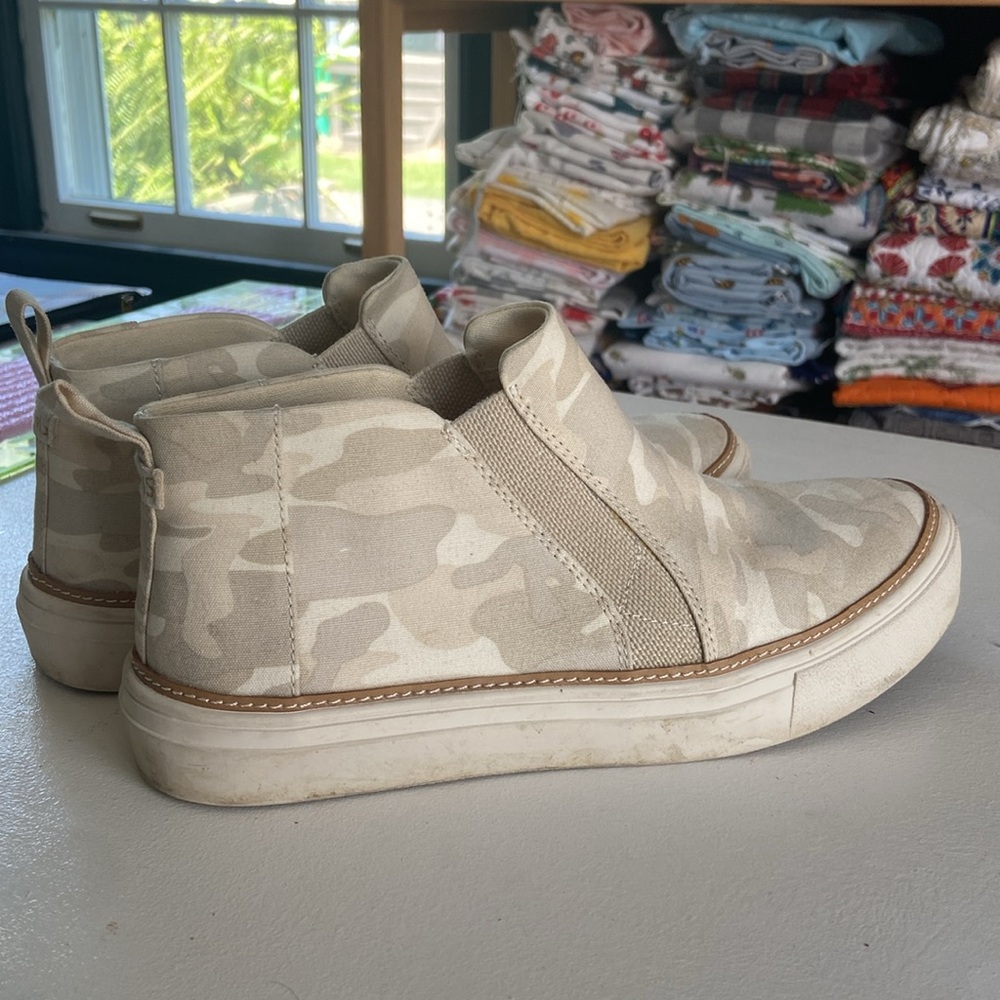 Toms Bryce Camo Slip On tennis shoes size womens 7.5m